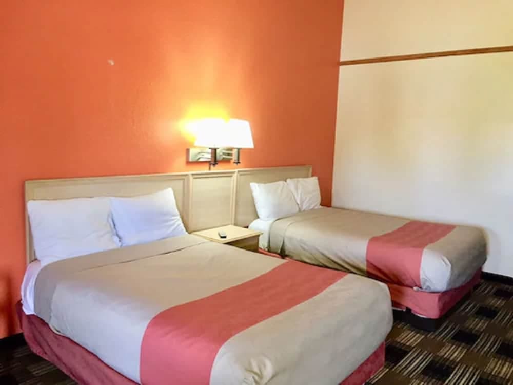 Red Carpet Inn Great Lakes interior in North Chicago, IL — gallery photo 2