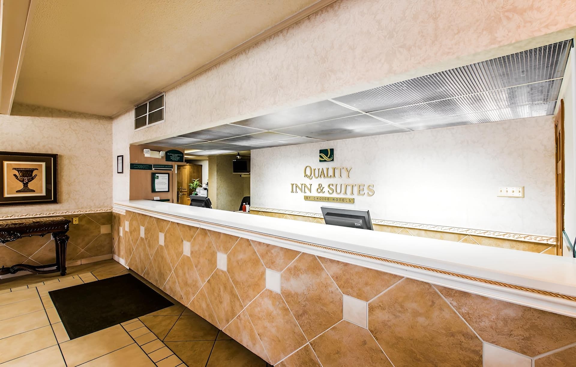 Quality Inn & Suites interior in Waycross, GA — gallery photo 2