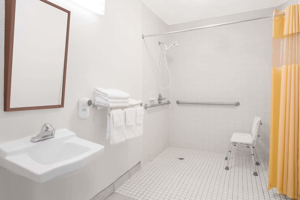 Days Inn by Wyndham Milledgeville interior in Milledgeville, GA — gallery photo 2