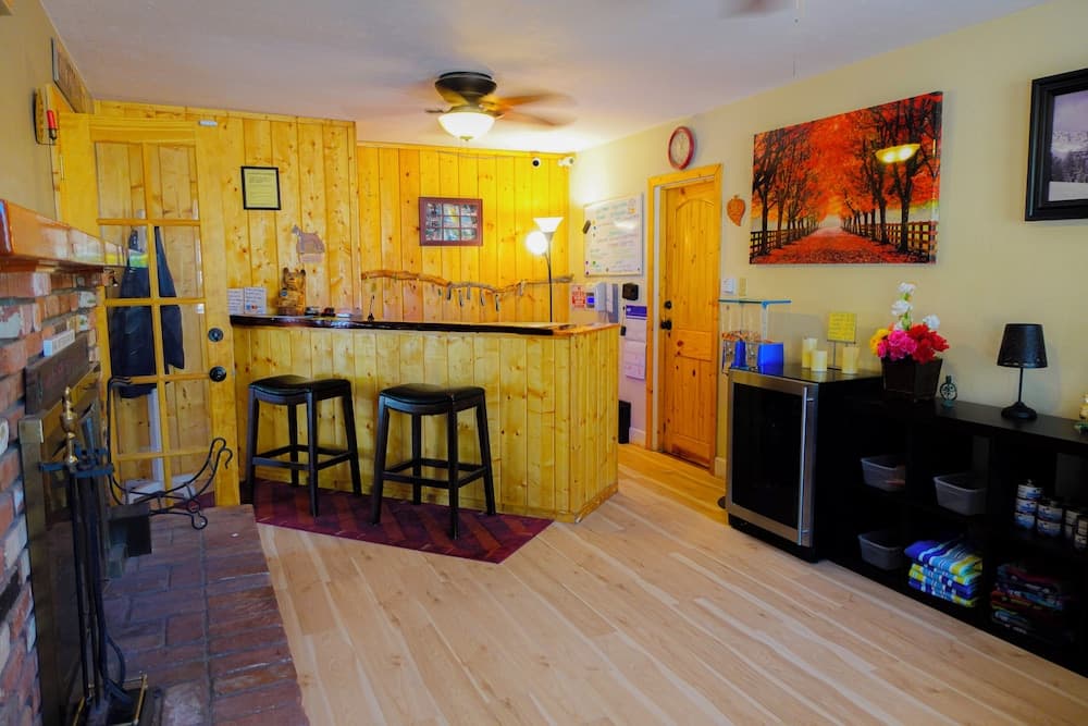 Sleepy Hollow Cabins and Hotel property views in Crestline, CA — gallery photo 3