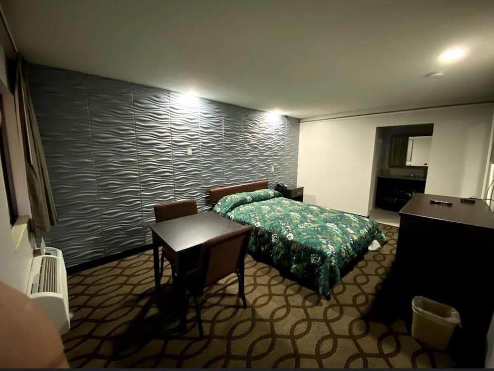 Deluxe Inn by OYO Near Toledo Ohio property views in Erie — gallery photo 3