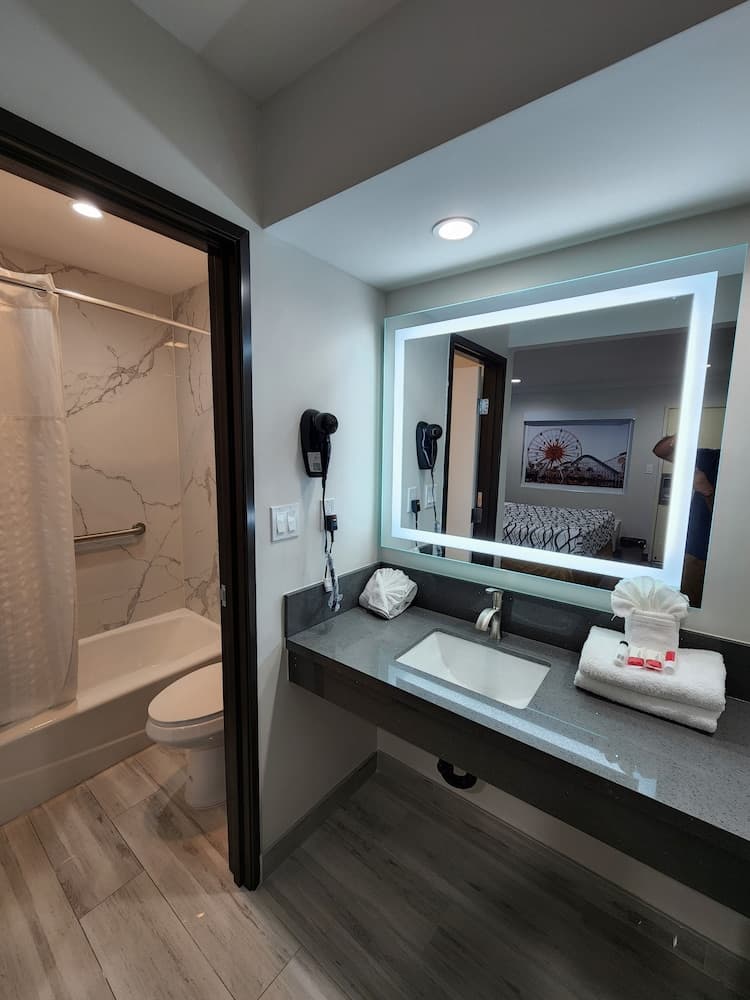 Travelodge by Wyndham Fullerton Near Anaheim gallery photo in Fullerton, CA — image 27