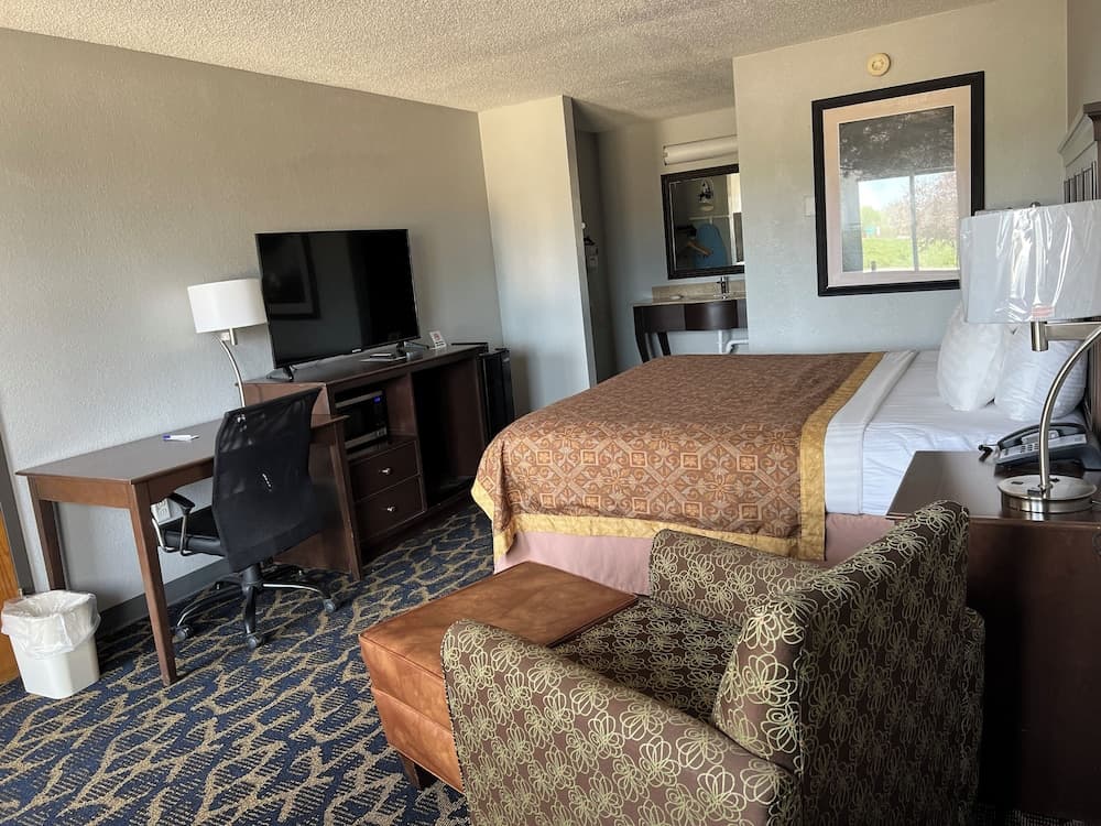 Greenlight Inn & Suites interior in St. James, MO — gallery photo 2
