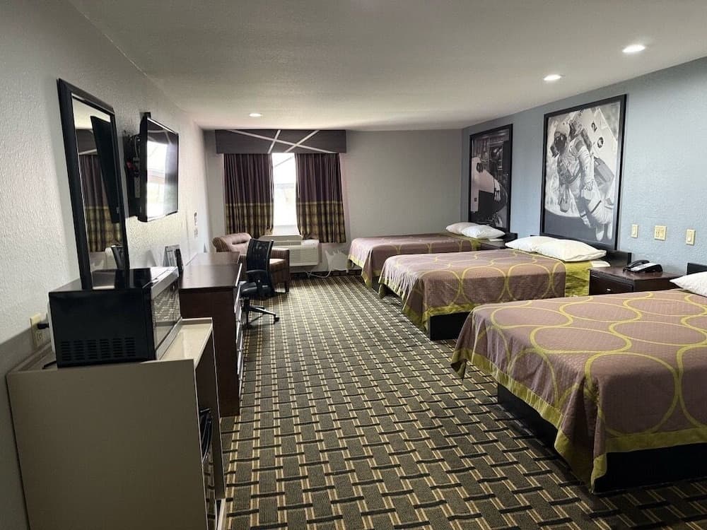 Crystal Inn Northeast Houston Downtown I-610 interior in Houston, TX — gallery photo 2
