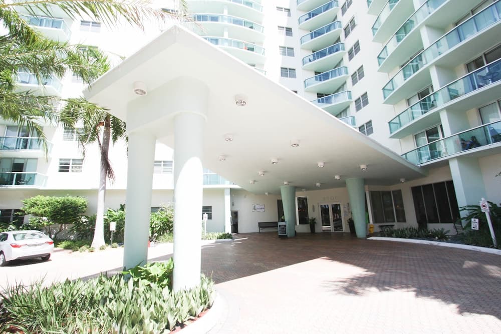 The Tides by MiaRentals featured exterior or lobby in Hollywood, FL — similar hotel