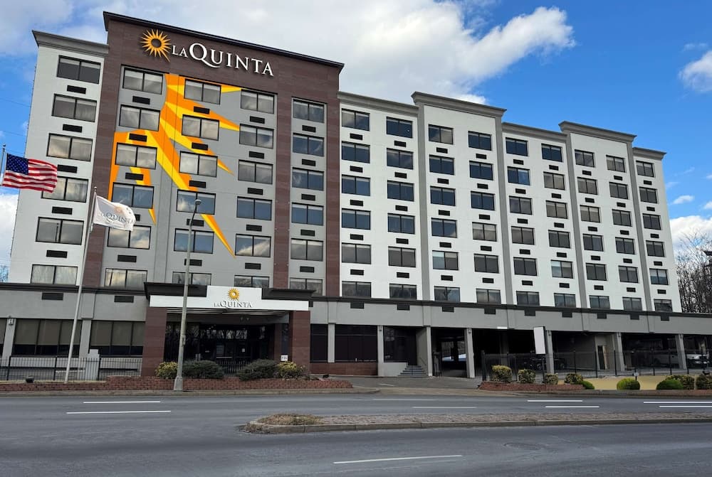 Holiday Inn Express And Suites Washington Dc Noma by IHG featured exterior or lobby in Washington, DC — similar hotel