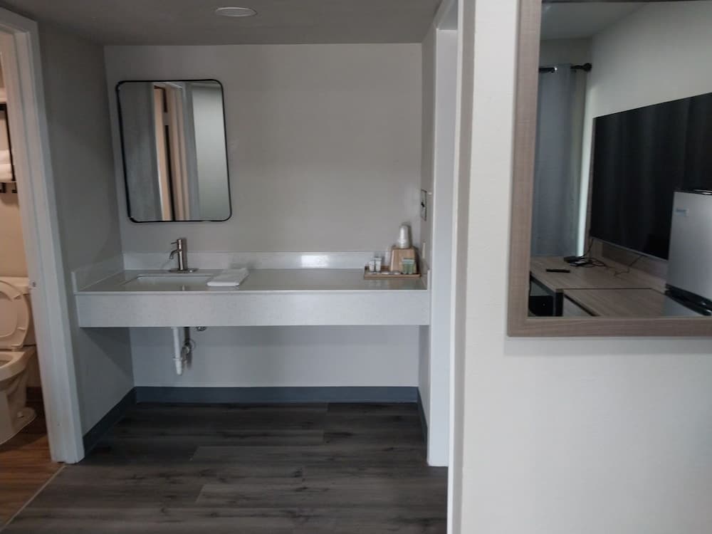 Gateway Inn interior in Graham, TX — gallery photo 2