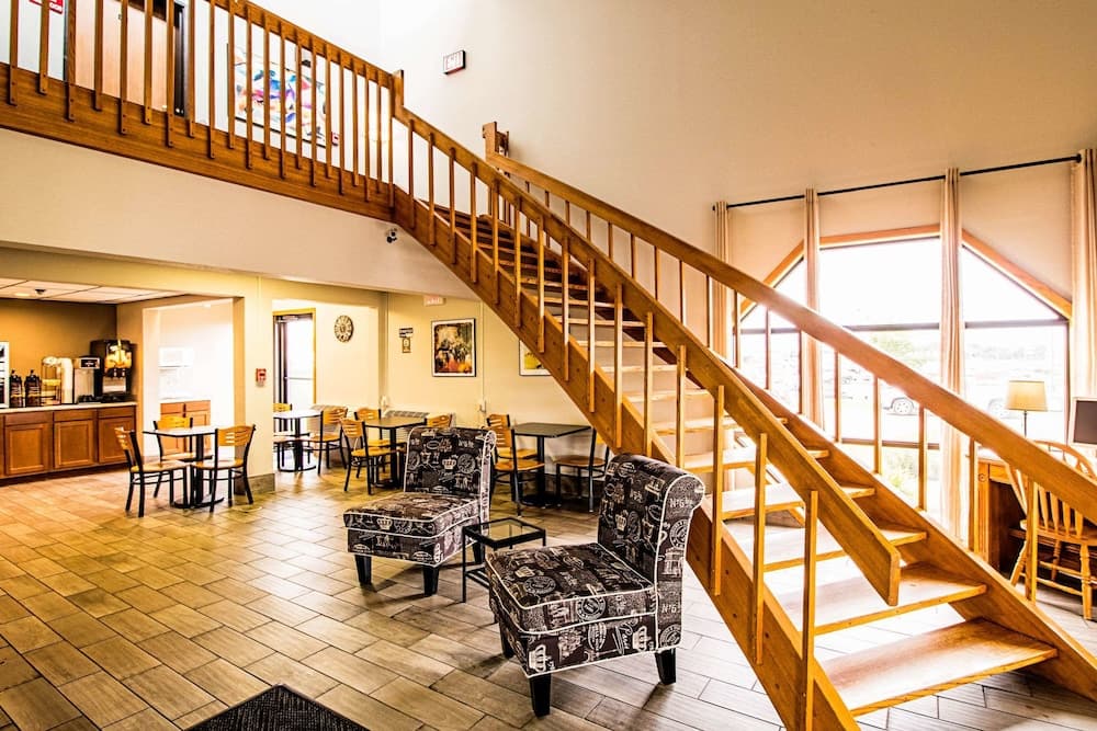 Econo Lodge Watertown interior in Watertown, SD — gallery photo 2
