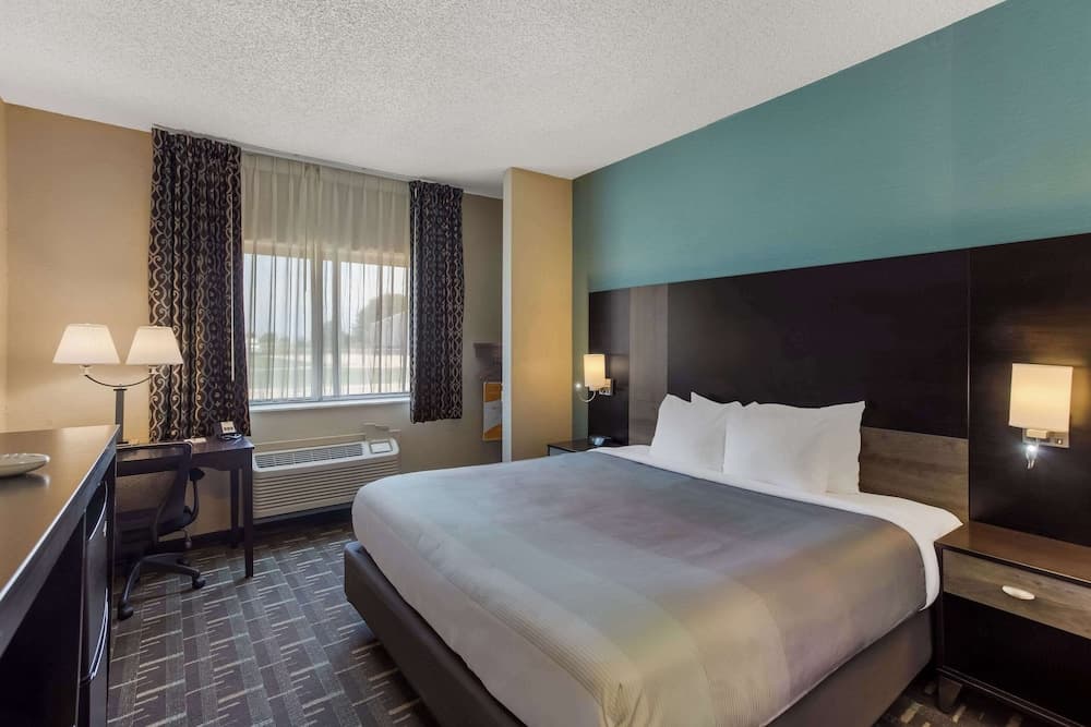 Quality Inn Galesburg near US Highway 34 and I-74 interior in Galesburg, IL — gallery photo 2