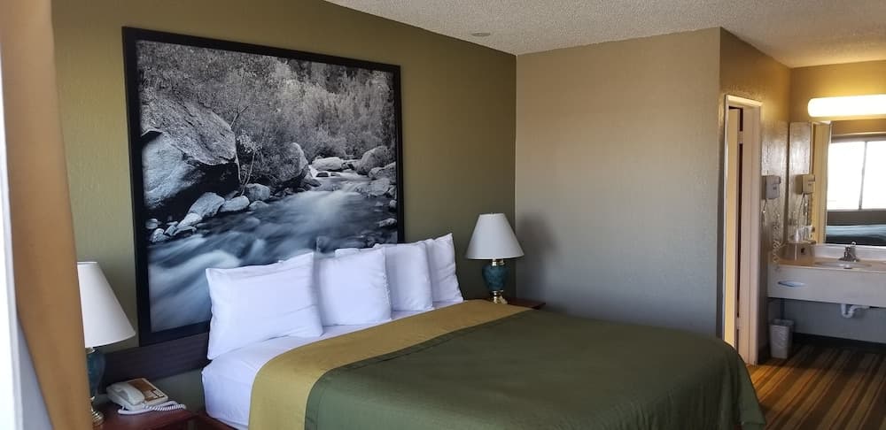 Super 8 by Wyndham Ridgecrest property views in Ridgecrest, CA — gallery photo 3