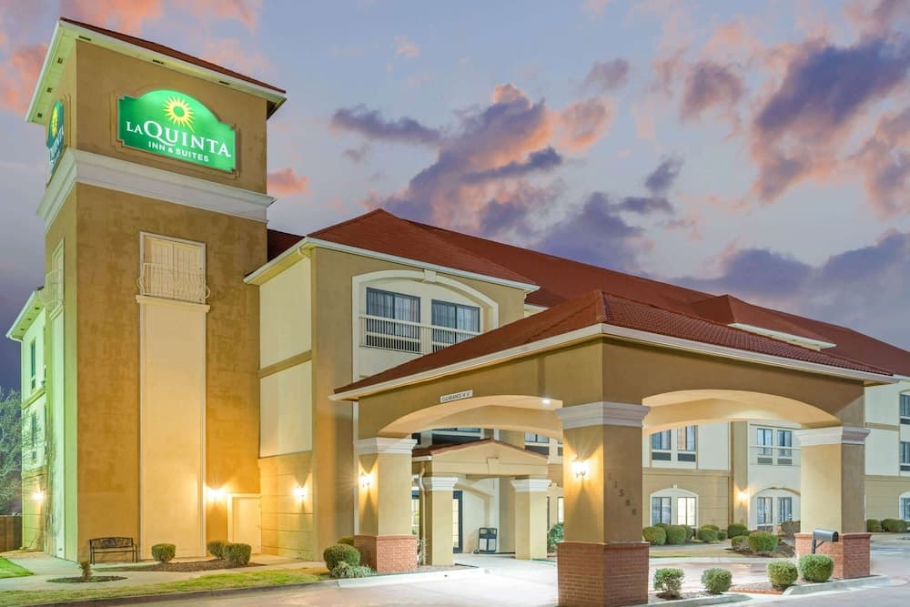 La Quinta Inn & Suites by Wyndham Oklahoma City -Yukon featured exterior or lobby in Yukon, OK — similar hotel