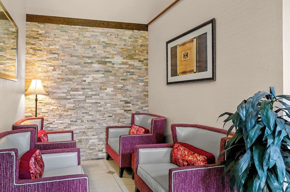 Quality Inn Jessup - Columbia South Near Fort Meade interior in Jessup, MD — gallery photo 2