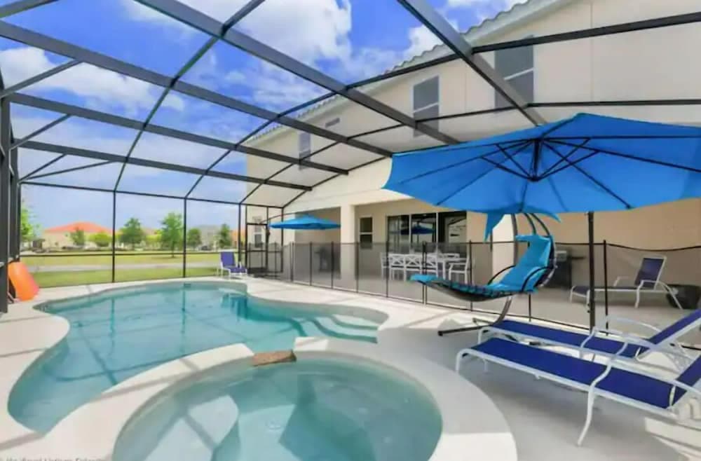 Leisure Lounge interior in Davenport, FL — gallery photo 2