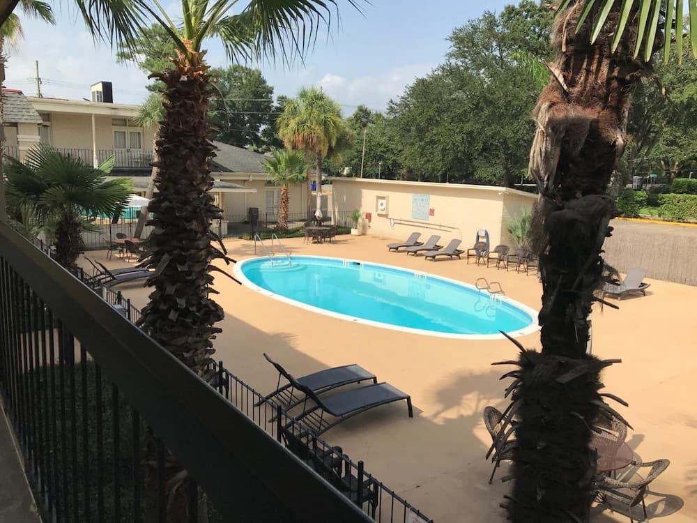 Carmel Inn & Suites gallery photo in Thibodaux, LA — image 13