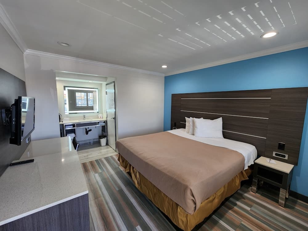 Travelodge by Wyndham Fullerton Near Anaheim interior in Fullerton, CA — gallery photo 2