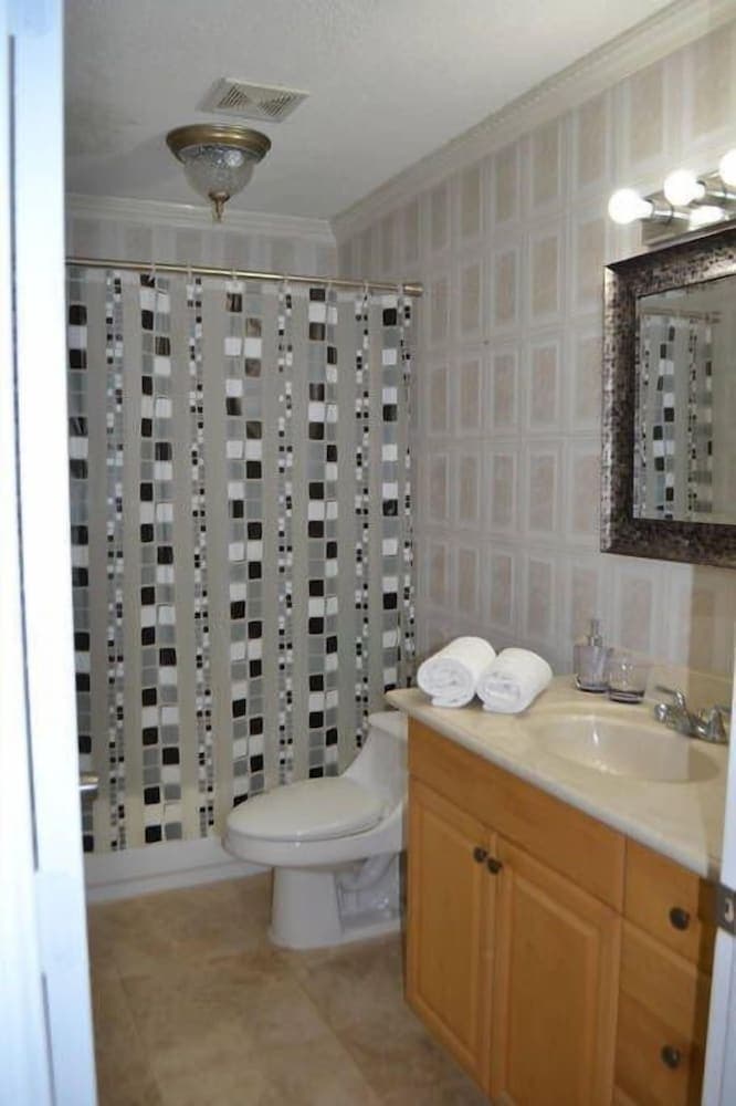 House for 12 property views in Hallandale Beach, FL — gallery photo 3