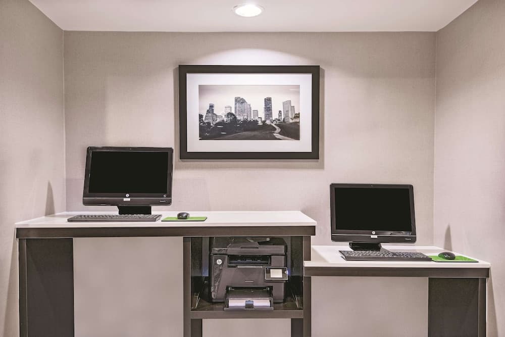 La Quinta Inn & Suites by Wyndham The Woodlands/Spring property views in Spring, TX — gallery photo 3
