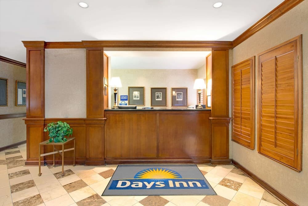 Days Inn and Suites by Wyndham St. Louis/Westport Plaza interior in Maryland Heights, MO — gallery photo 2