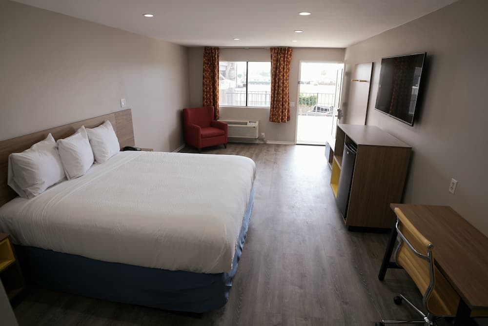 Days Inn by Wyndham Hemet interior in Hemet, CA — gallery photo 2