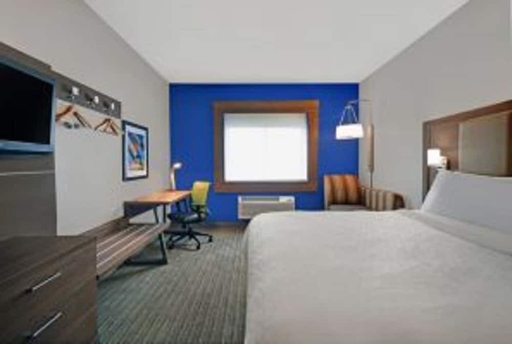 Holiday Inn Express & Suites Detroit Dearborn by IHG interior in Dearborn, MI — gallery photo 2