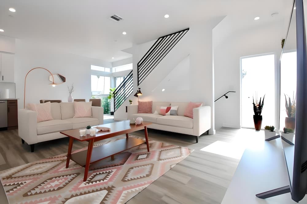 Los Angeles 3BR Villa Suites-FreeParking property views in Los Angeles, CA — gallery photo 3
