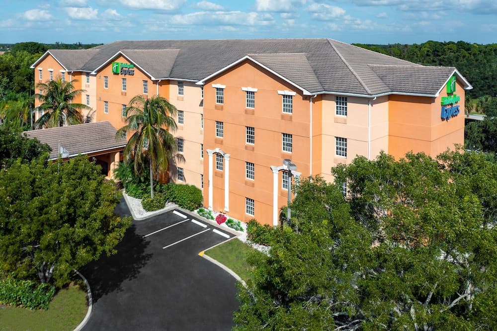 Holiday Inn Express & Suites Naples North - Bonita Springs by IHG gallery photo in Bonita Springs, FL — image 11