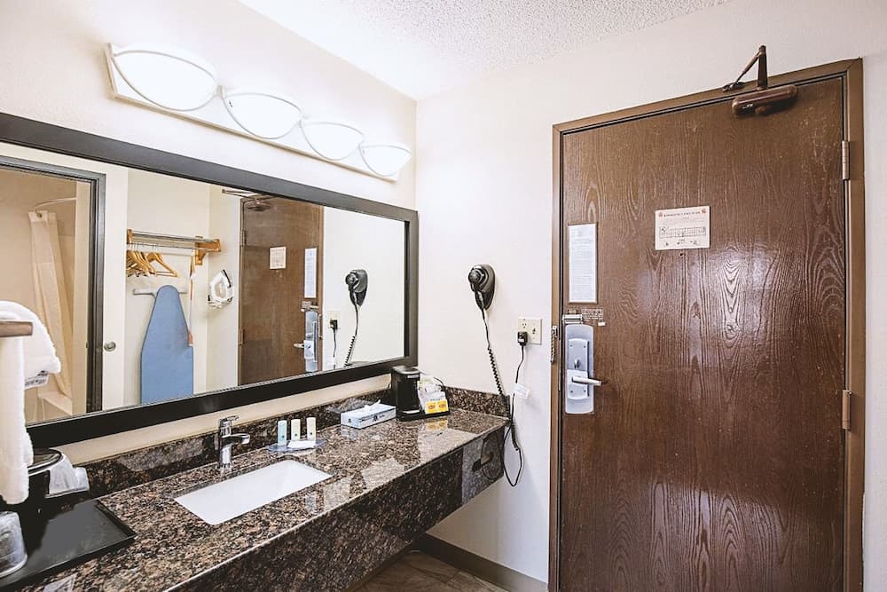 Norwood Inn & Suites Milwaukee property views in Milwaukee, WI — gallery photo 3