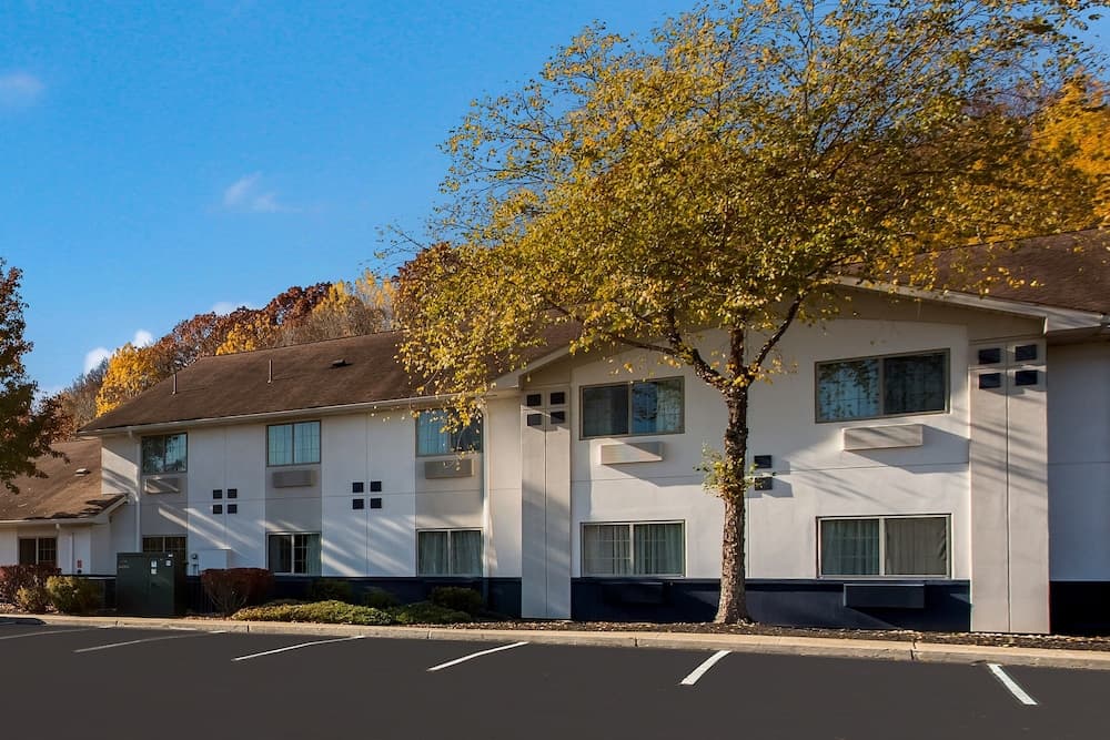 SureStay Plus Hotel by Best Western Highland Poughkeepsie gallery photo in Highland, NY — image 8