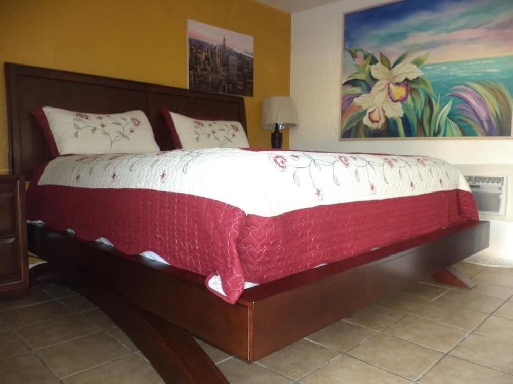 Glades Motel interior in Naples, FL — gallery photo 2