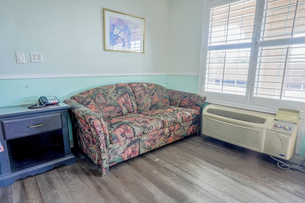 Day&Night Inn gallery photo in Hesperia, CA — image 18