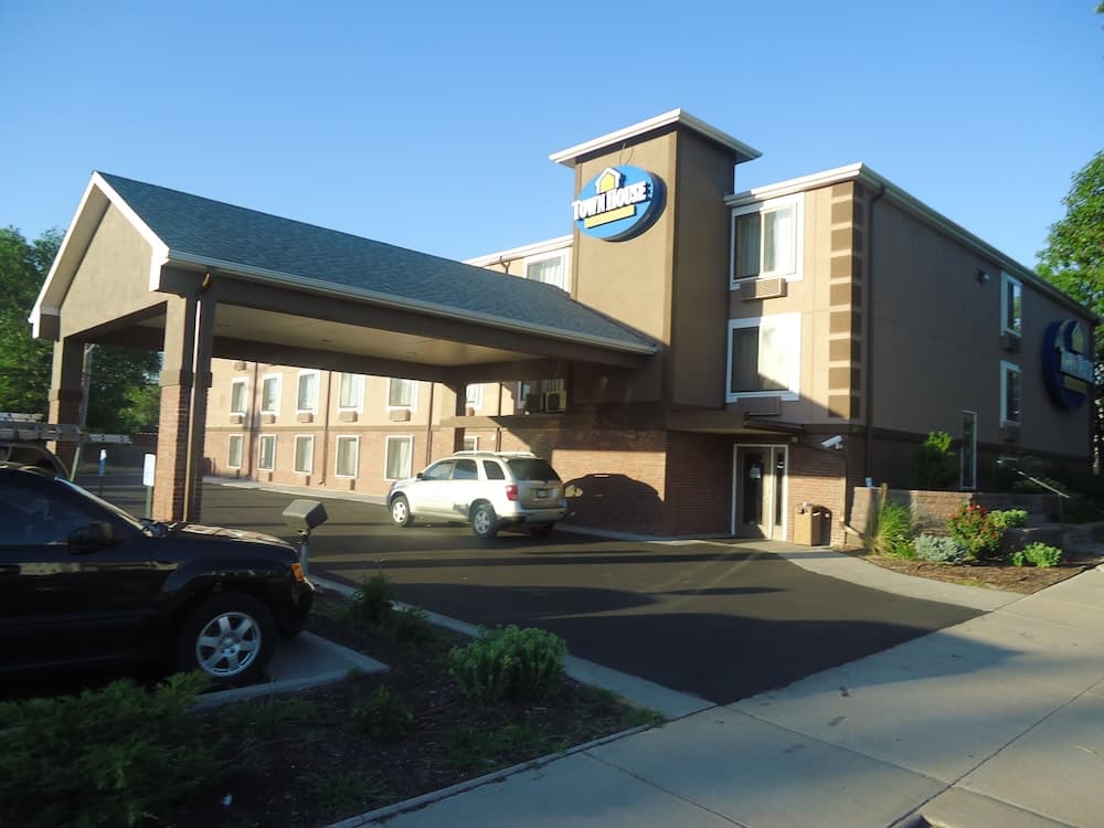 Town House Extended Stay Hotel Downtown featured exterior or lobby in Lincoln, NE — similar hotel