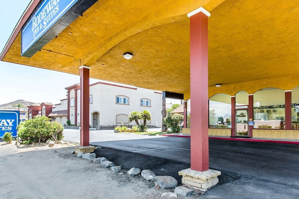 Rodeway Inn & Suites Canyon Lake-Menifee West property views in Menifee, CA — gallery photo 3