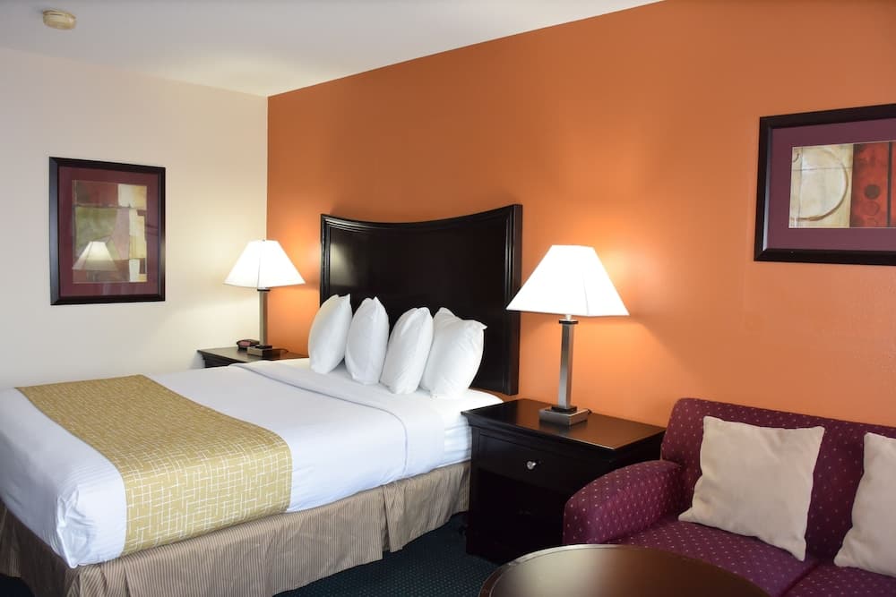 Travelodge Suites by Wyndham Newberg property views in Newberg, OR — gallery photo 3