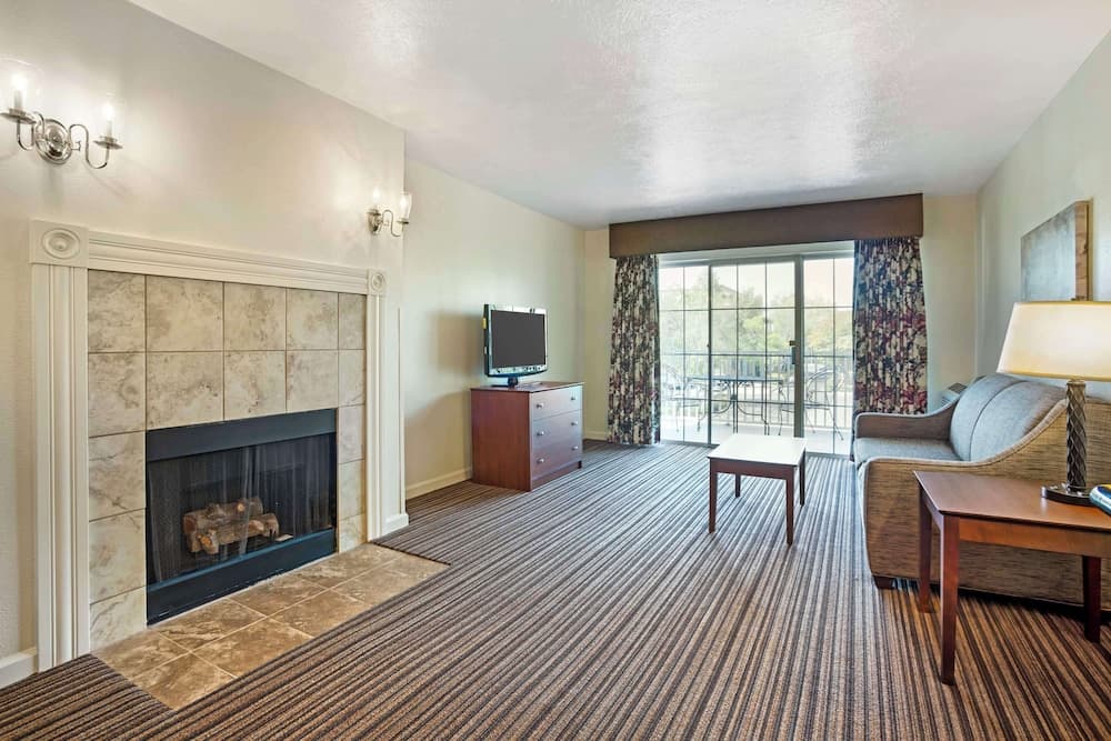 Best Western Clovis Cole interior in Clovis, CA — gallery photo 2