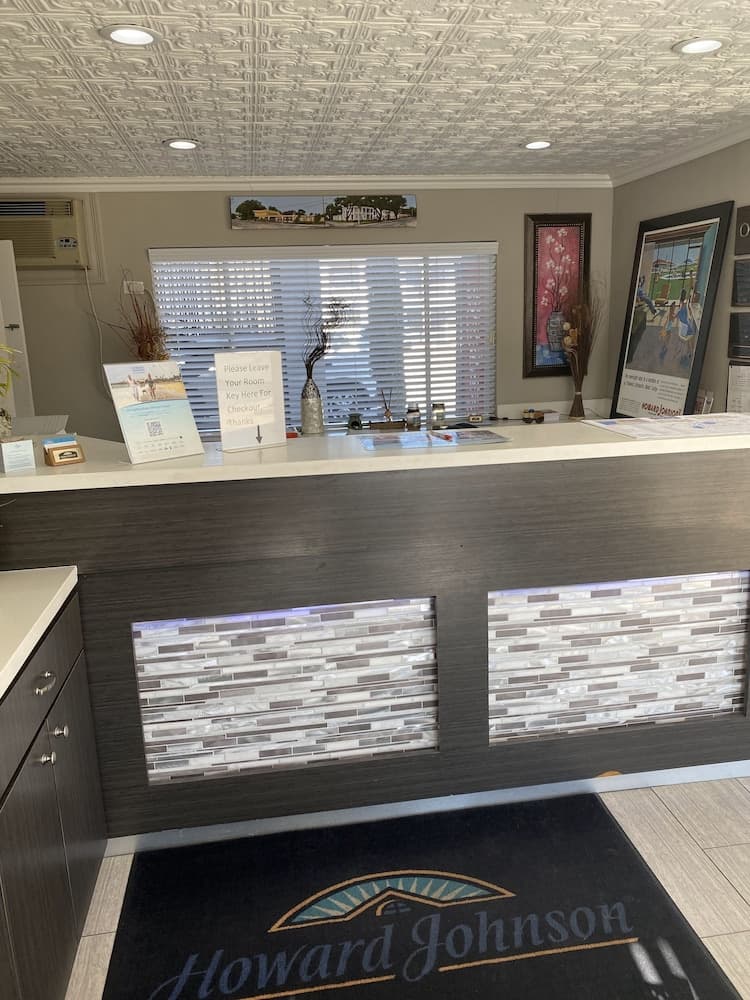 Howard Johnson by Wyndham Historic Lake Charles interior in Lake Charles, LA — gallery photo 2