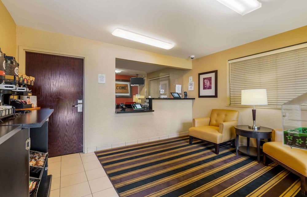 Extended Stay America Suites Ft Lauderdale Cyp Crk Andrews A interior in Oakland Park, FL — gallery photo 2