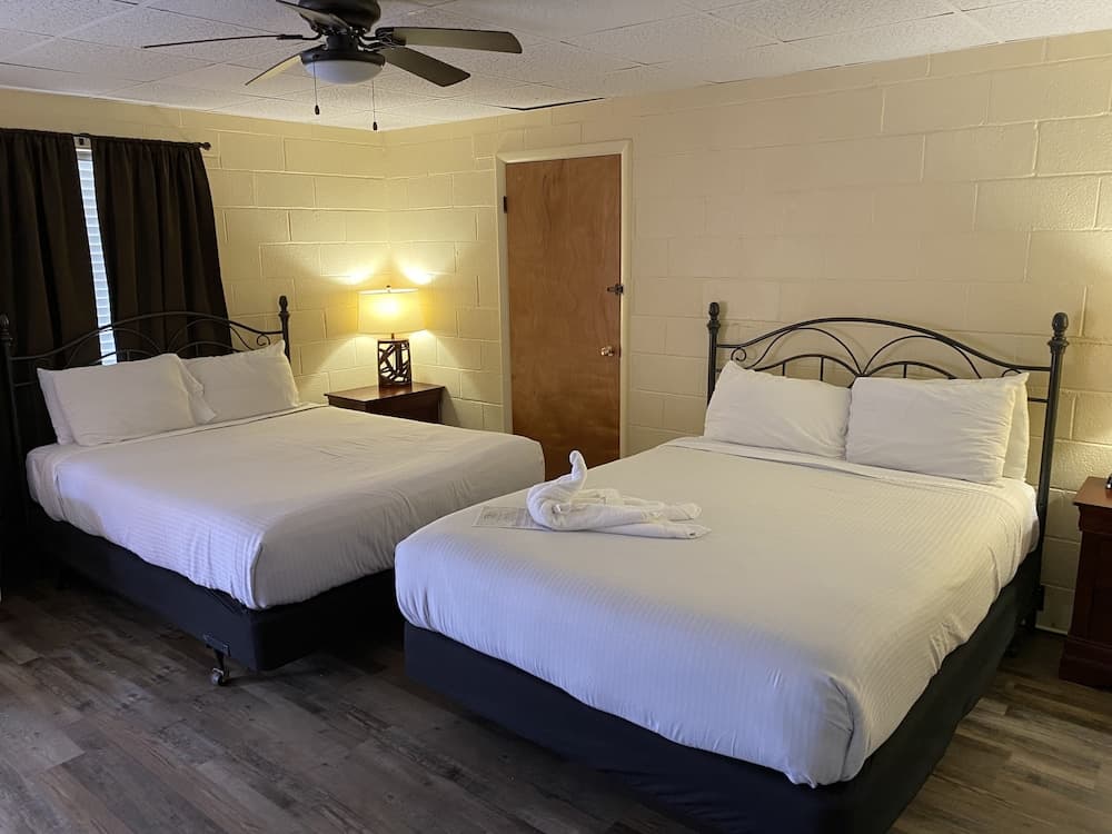 Queen Guest Room located at the Joplin Inn at the entrance to Mountain Harbor, just 2 1/2 miles from Lake Ouachita. by RedAwning interior in Mount Ida, AR — gallery photo 2