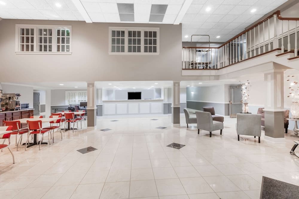 Ramada by Wyndham Henderson/Evansville interior in Henderson, KY — gallery photo 2