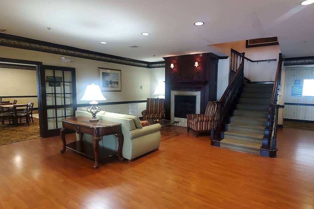 Wingate by Wyndham Youngstown/Austintown interior in Austintown, OH — gallery photo 2
