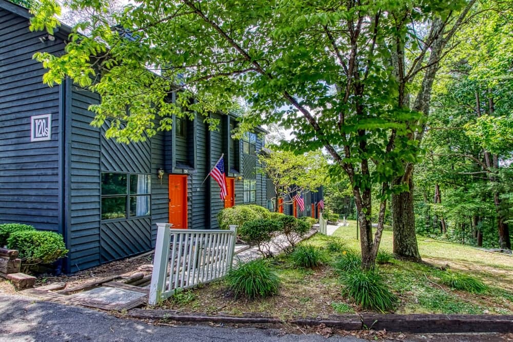 Pinecrest Townhomes-1K-2Q Unit-Renovated featured exterior or lobby in Pigeon Forge, TN — similar hotel