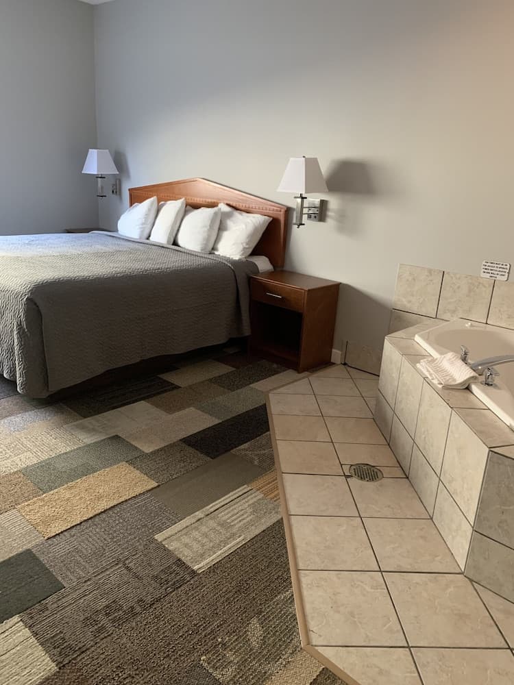 Commodore Perry Inn and Suites gallery photo in Port Clinton, OH — image 11