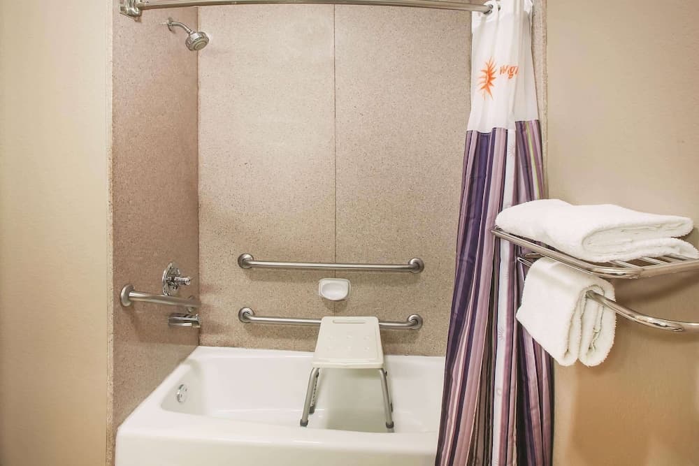 La Quinta Inn & Suites by Wyndham Beaumont West gallery photo in Beaumont, TX — image 4