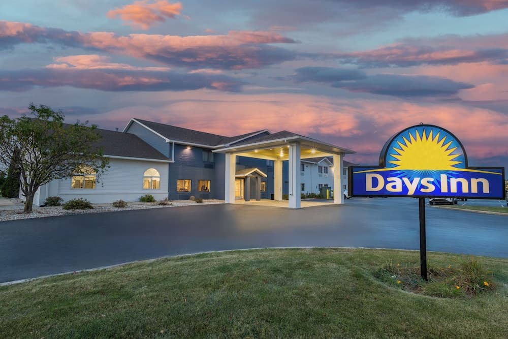 Days Inn by Wyndham Sturtevant / Racine / Mount Pleasant featured exterior or lobby in Mount Pleasant, WI — similar hotel