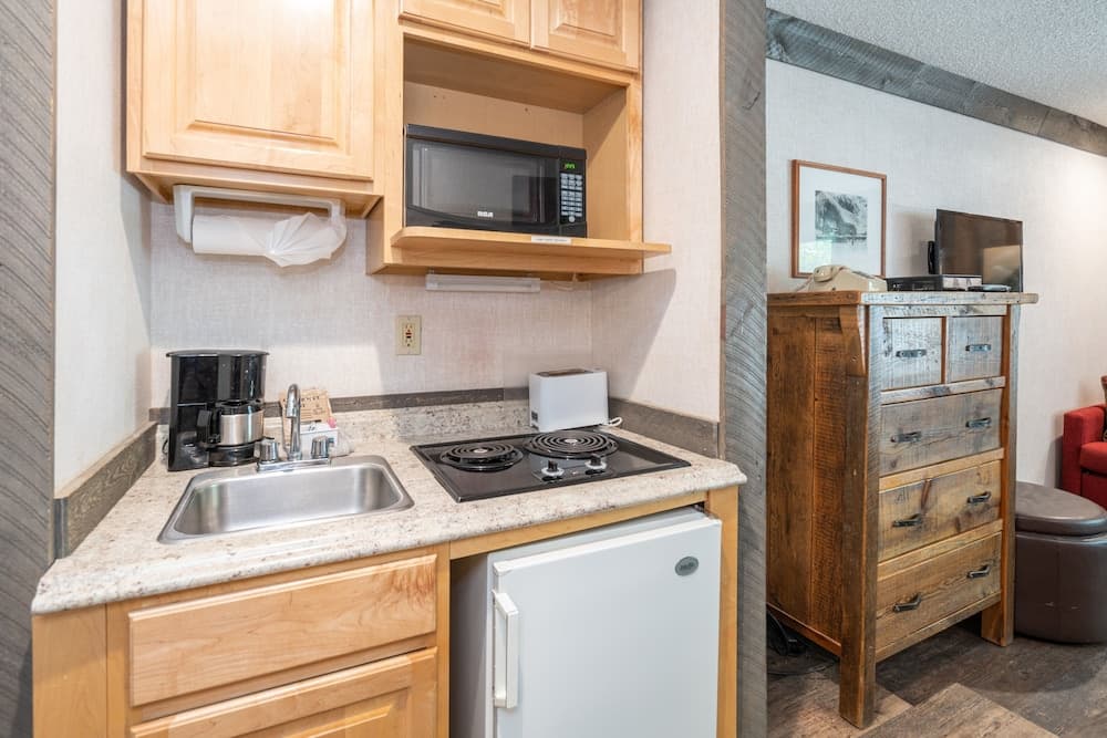 Mountainside Inn 412 1 Bedroom Hotel Room by Alpine Lodging Telluride property views in Telluride, CO — gallery photo 3