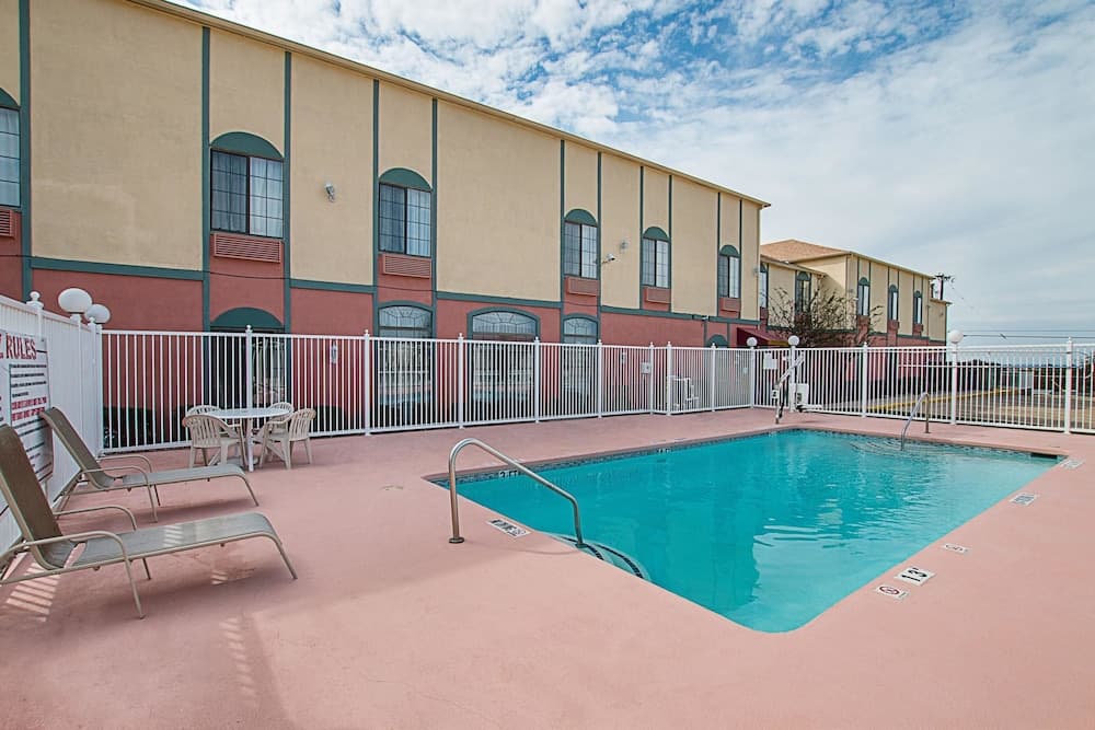 Quality Suites Temple I-35 interior in Temple, TX — gallery photo 2