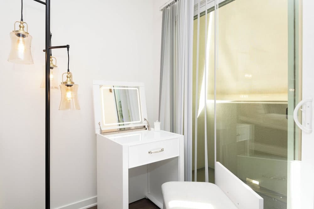 Hollywood Apartment Near Walk of Fame property views in Los Angeles, CA — gallery photo 3