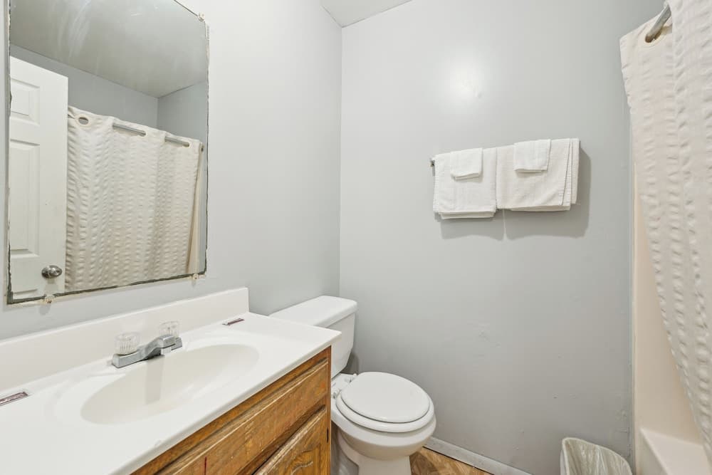 Flint Motel by OYO MI Near I-475 gallery photo in Flint, MI — image 21