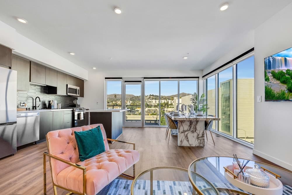 Luxury 2BR Hollywood Sign View by Oneluxstay property views in Los Angeles, CA — gallery photo 3