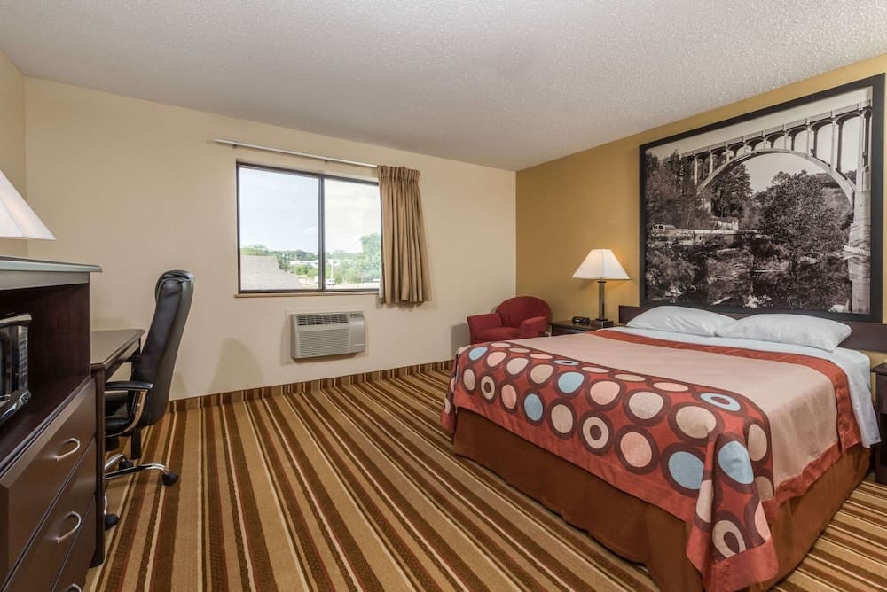 Super 8 by Wyndham Franklin/Middletown Area interior in Franklin, OH — gallery photo 2