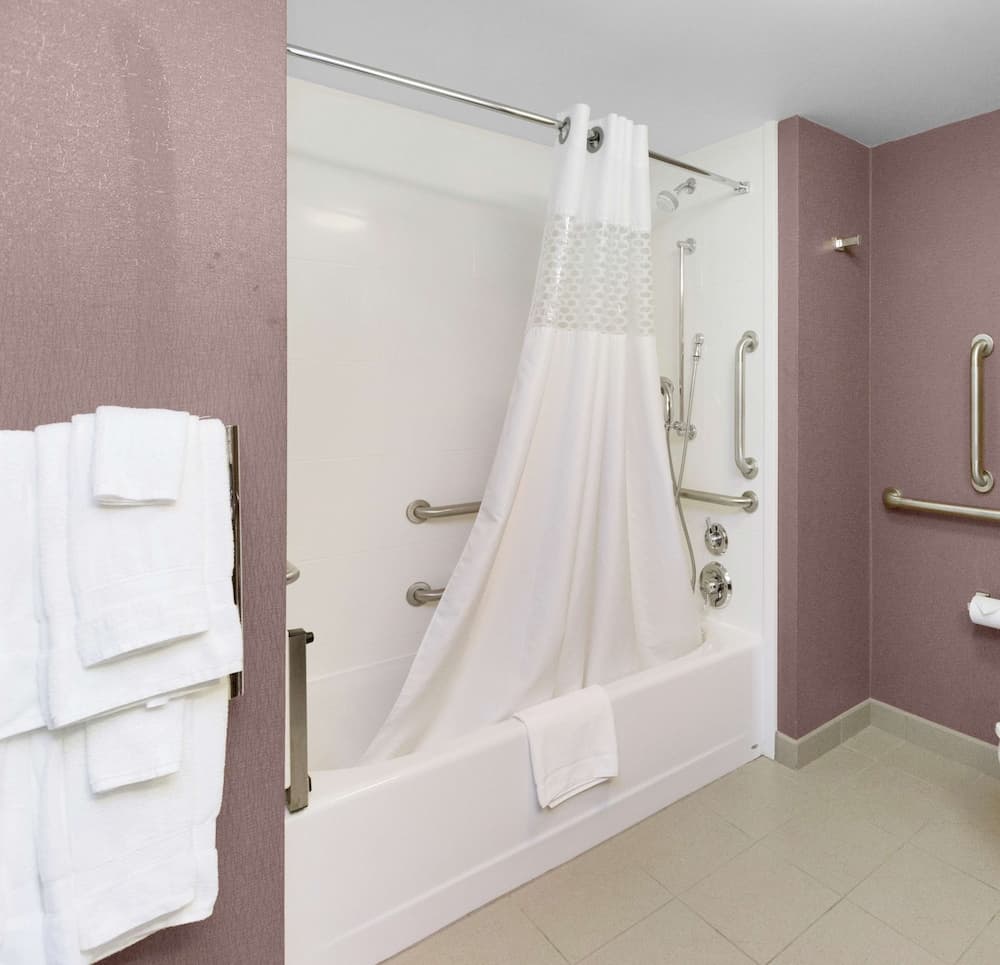 Hampton Inn Butler gallery photo in Butler, PA — image 11